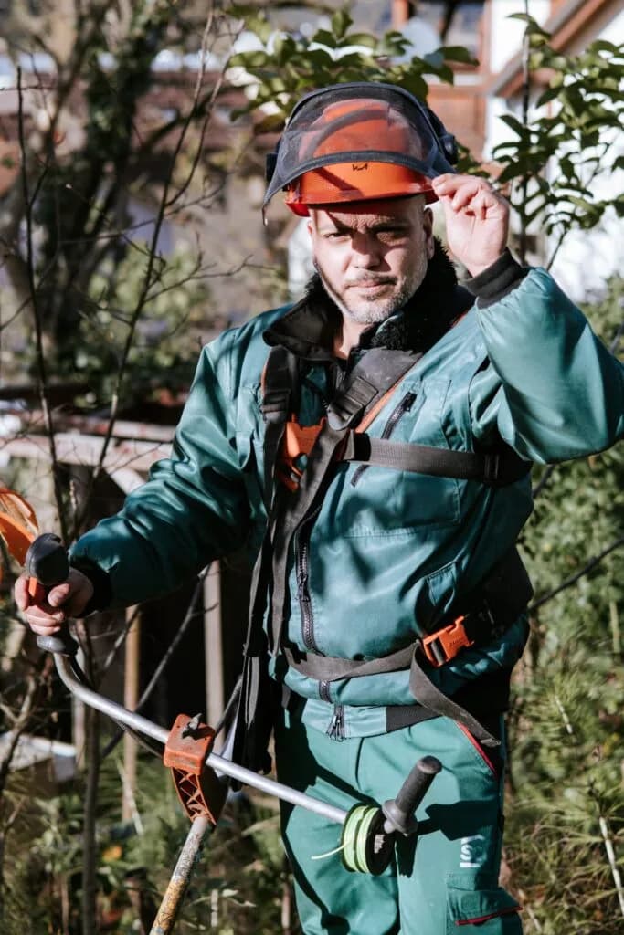 SCO Mitarbeiter bei der Pflege von Grünanlagen