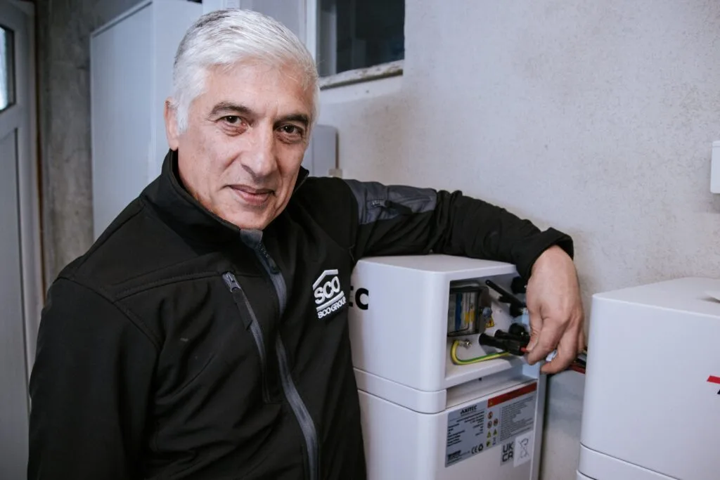 SCO Elektrofachkraft bei der Installation